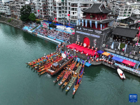 贵州镇远：古城赛龙舟
