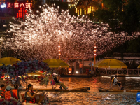 湖北宣恩：一河夜色起 精彩夏日游
